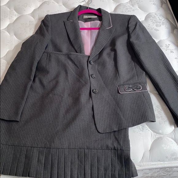 Tahari Jackets & Blazers - Tahari blazer and skirt set